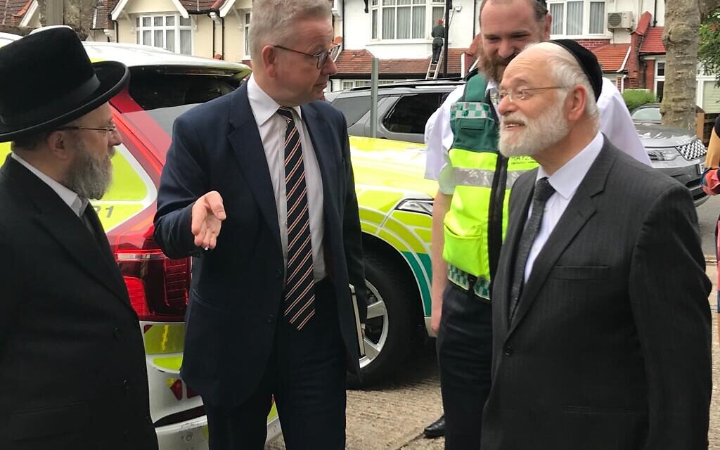 Michael Gove, with ,right, Rabbi Binyomin Stern, president of the UOHC, volunteer responder Aron Zvi Halpern, and Gavriel Schleider, chair of Hatzola