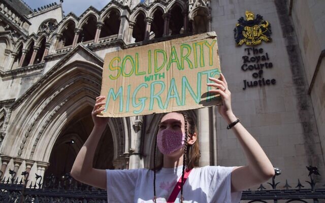 2JCG36T London, UK. 13th June 2022. Protesters gathered outside the Royal Courts of Justice in support of refugees as the court hears appeals to stop the flights to Rwanda. Credit: Vuk Valcic/Alamy Live News