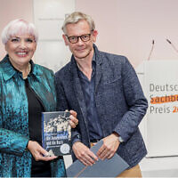 The German minister of state for culture Claudia Roth and German Nonfiction Prize winner Stephan Malinowski. Image: Börsenverein, Monique Wüstenhagen