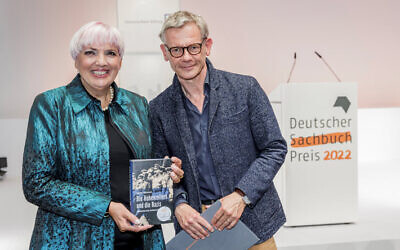 The German minister of state for culture Claudia Roth and German Nonfiction Prize winner Stephan Malinowski. Image: Börsenverein, Monique Wüstenhagen
