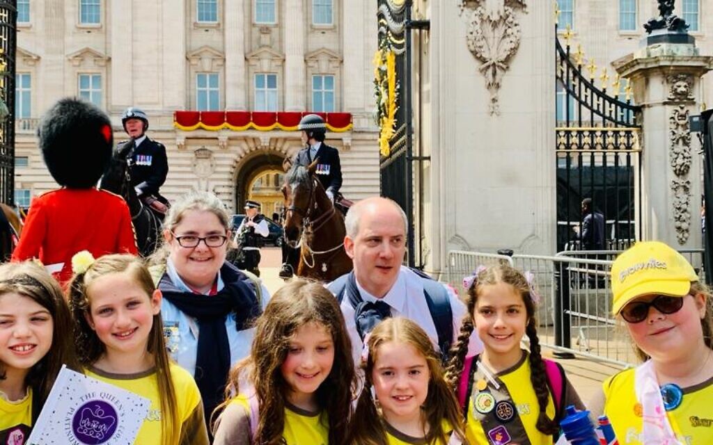 Brownies, left to right: Aviva Nobel-Stern, Lana Sweden, Ariella Allweis, Amelie Shoffman, Isabelle Shoffman, Zoe Loison. Back row: e Brownies leaders Nicola Faichney and Benji Lanzkron. Picture: Chloe Sweden