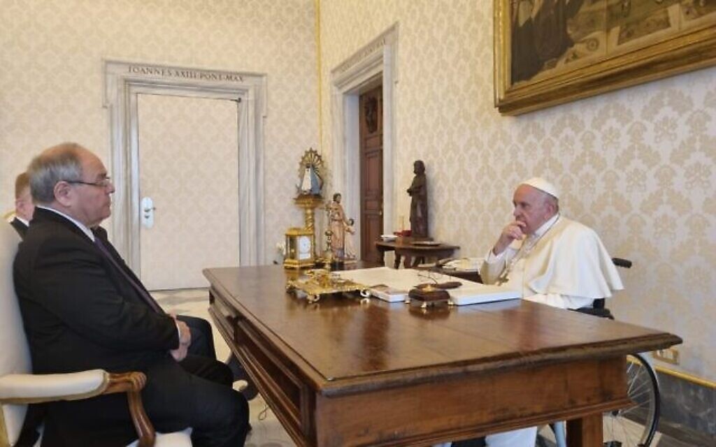 Yad Vashem director Dani Dayan meets Pope Francis (Yad Vashem)