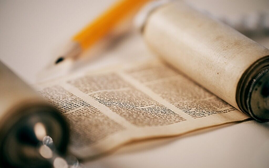The-Miniature-Torah.-National-Library-of-Israel-Collection