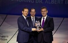 President of Israel Isaac Herzog, Founder and Chairman of The Genesis Prize Foundation Stan Polovets, and 2022 Genesis Prize Laureate, Dr. Albert Bourla.

Photography credit: Lior Mizrahi, Getty