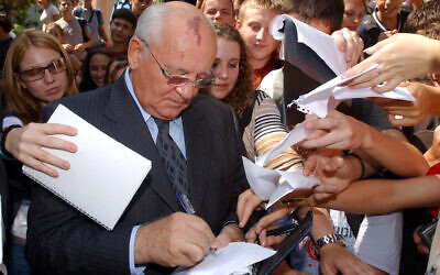 Former Soviet president Mikhail Gorbachev signs his autograph for pupils at a high school in Tel Aviv in September 2003. (Photo: Reuters)