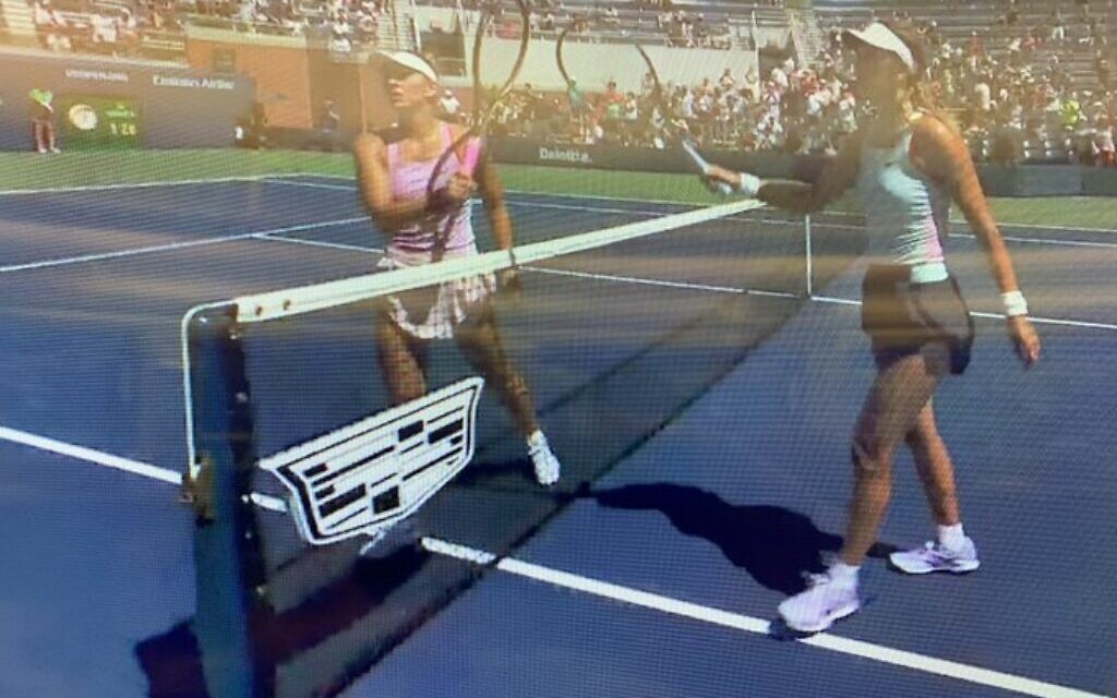 Marta Kostyuk refused to shake the hand of her Belarusian opponent Victoria Azarenka.