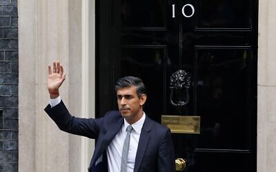 2K8YR5X Rishi Sunak makes a speech outside 10 Downing Street, London, after meeting King Charles III and accepting his invitation to become Prime Minister and form a new government. Picture date: Tuesday October 25, 2022.