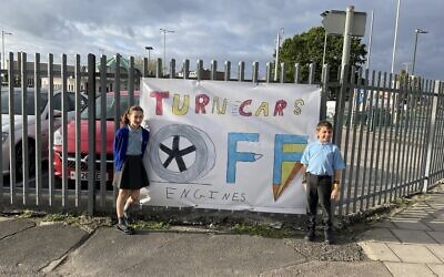 Wohl Ilford Jewish Primary School pupils send a message to parents in cars