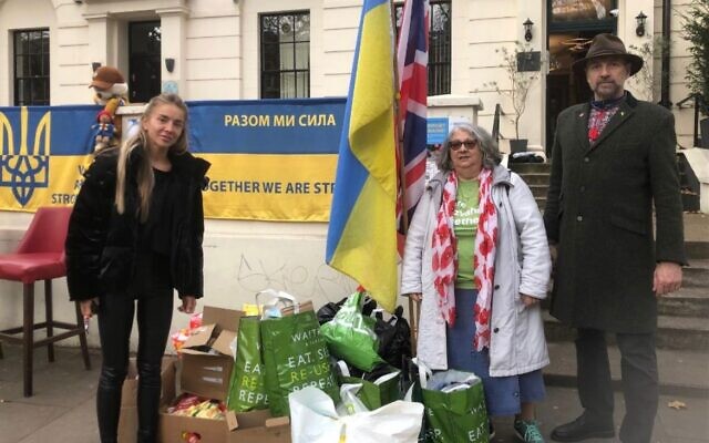 Members of Holland Park Synagogue chose to help the nearby Ukrainian Club for Mitzvah Day 2022