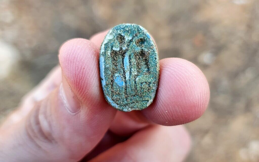 The scarab, showing a seated figure on the right and a standing figure with a raised arm on the left, possibly symbolising the imparting of authority. Photo: Gilad Stern, Israel Antiquities Authority.