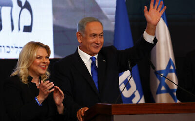 Likud party leader Benjamin Netanyahu, accompanied by his wife Sara Netanyahu, addresses his supporters at his party headquarters during Israel's general election in Jerusalem, November 2, 2022. REUTERS/Ronen Zvulun