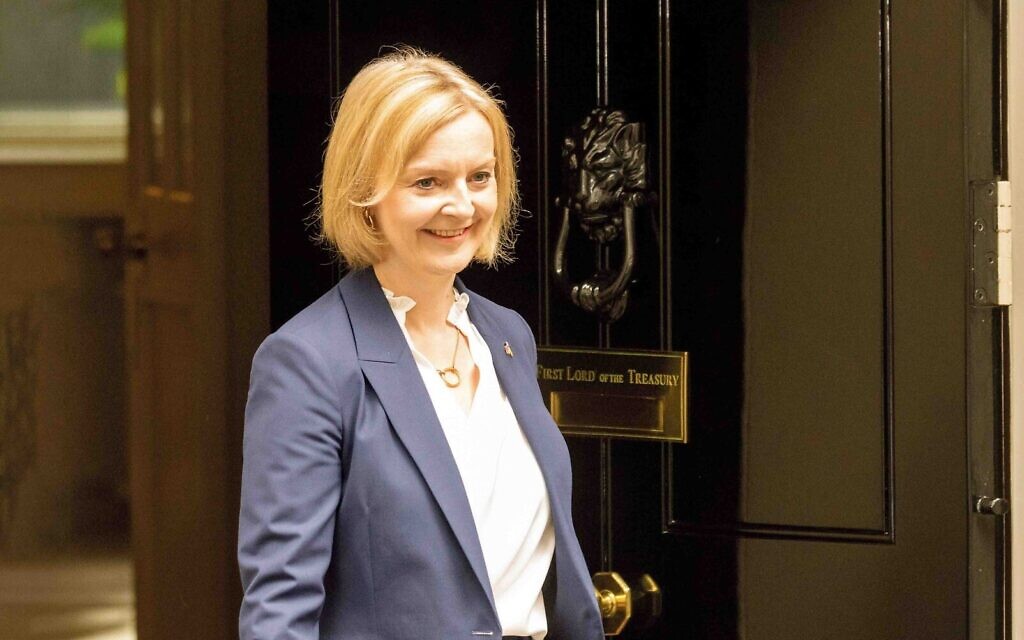 2JXGN45 London, UK. 7th Sep, 2022. Liz Truss, Prime Minister, leaves 10 Downing Street for her first Prime Minister's Questions (PMQ's) Credit: Ian Davidson/Alamy Live News