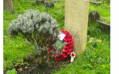 Wes Streeting places wreath at the grave of Jewish RAF pilot Harry Jassby in a graveyard in Redbridge