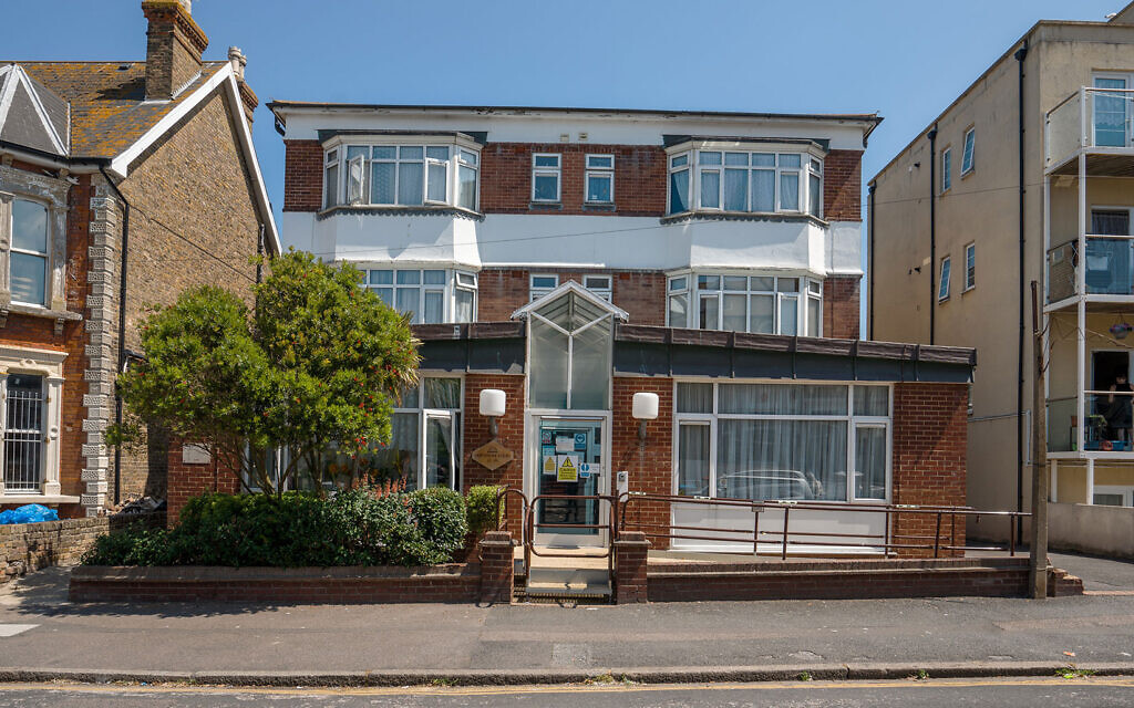 jLiving accommodation at Montefiore Court, Margate.