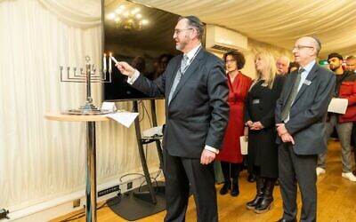 Rabbi Jeremy Lawrence lights the candles at the Board's parliamentary reception