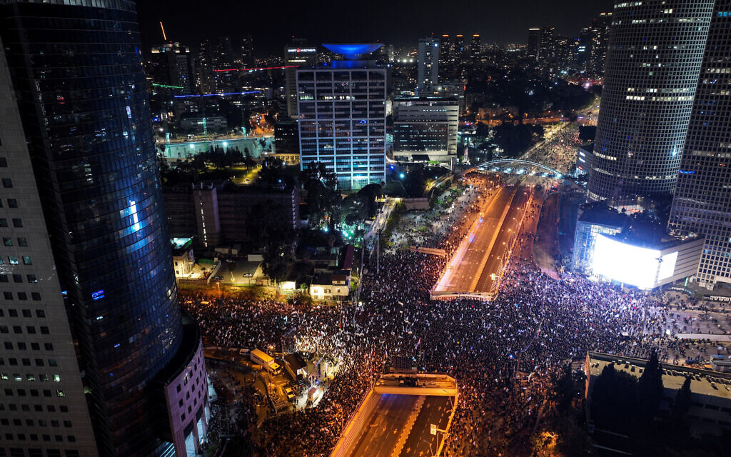 Israelis protest against Prime Minister Benjamin Netanyahu's new right-wing coalition and its proposed judicial reforms to reduce powers of the Supreme Court, in Tel Aviv, Israel January 21, 2023. REUTERS/Ilan Rosenberg