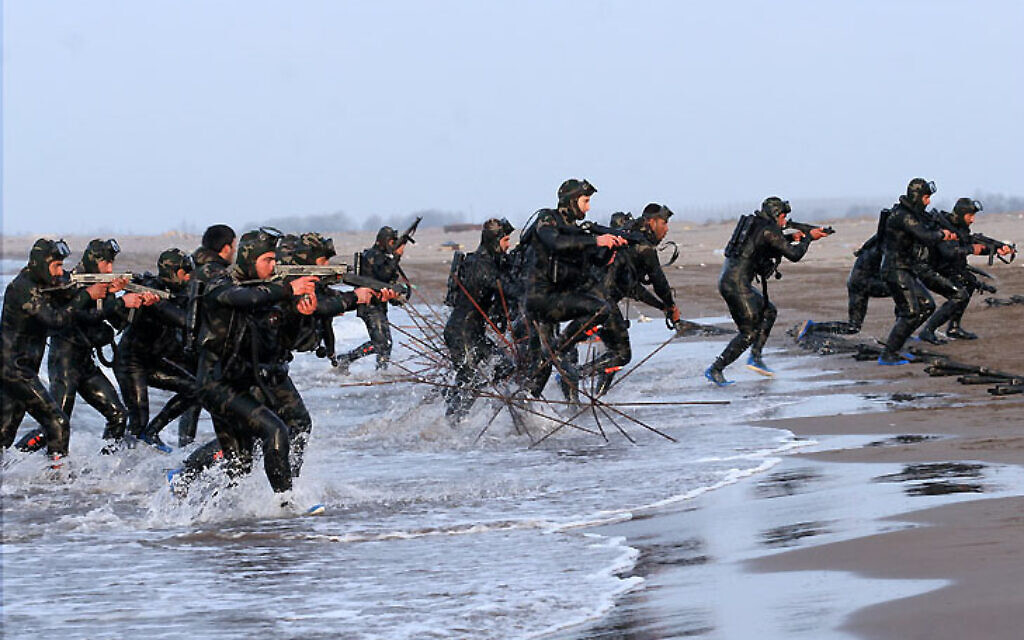 Members of Iran's Islamic Revolutionary Guards Corps (IRGC) training in 2015