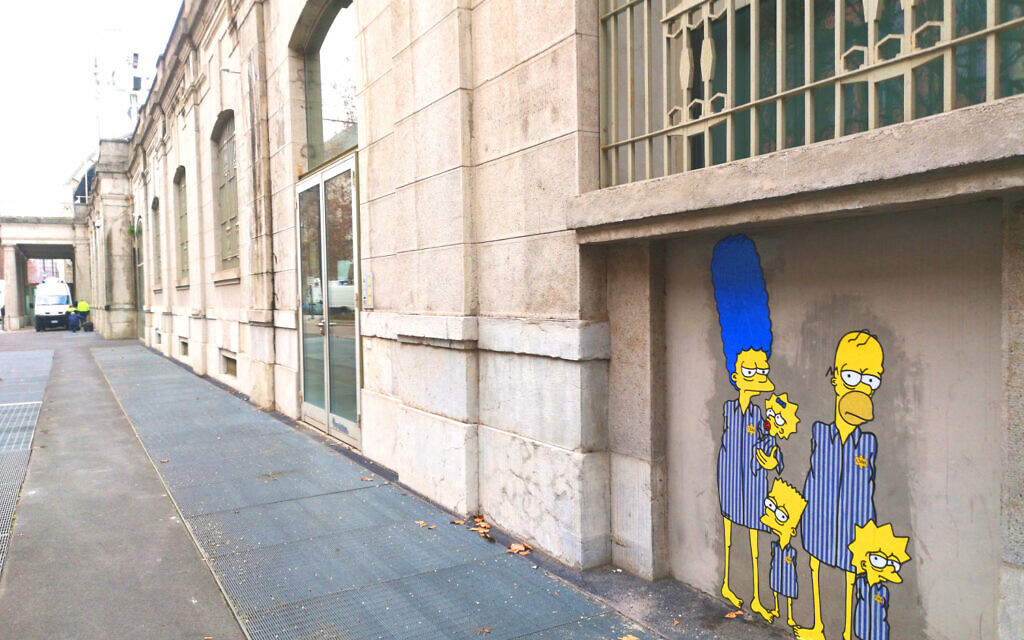 The murals, made by artist aleXsandro Palombo, show the Simpson family before and after their deportation