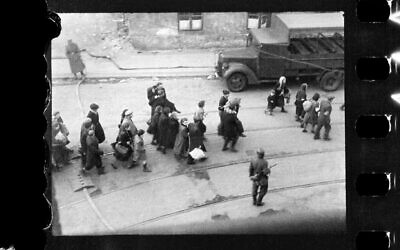 A photograph of Jews inside the Warsaw Ghetto during the uprising there, taken by the photographer Z. L. Grzywaczewski. (Family archive of Maciej Grzywaczewski, son of Leszek Grzywaczewski / Photo from the negative: POLIN Museum)