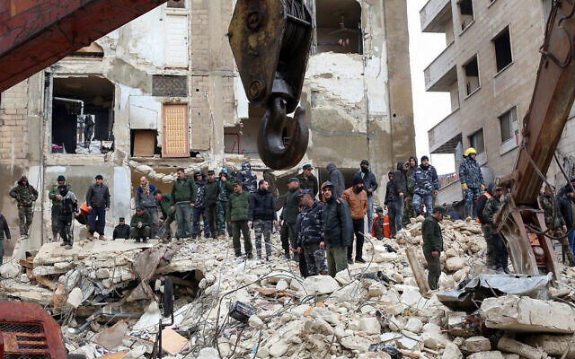 Rescuers use heavy equipment in search of survivors at the site of a collapsed building, following an earthquake, in Hama, Syria February 6, 2023. REUTERS/Yamam al Shaar       TPX IMAGES OF THE DAY