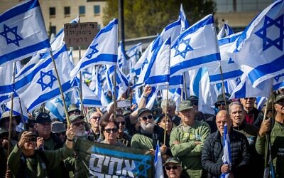 Demonstrators against the judicial overhaul outside the Knesset in Jerusalem, Feb. 13, 2023 (AHMAD GHARABLI / AFP)