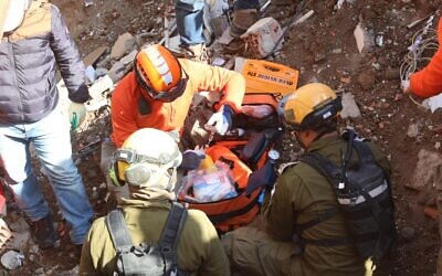 United-Hatzalah-and-IDF-teams-preparing-medical-equipment-before-going-into-a-collapsed-building-in-Kahramanmaras-to-treat-a-survivor-on-Thursday. Credit: United Hatzalah