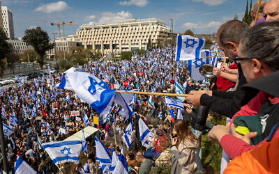 Tens of thousands of Israelis protesting against Benjamin Netanyahu's proposed changes to Israel's judiciary