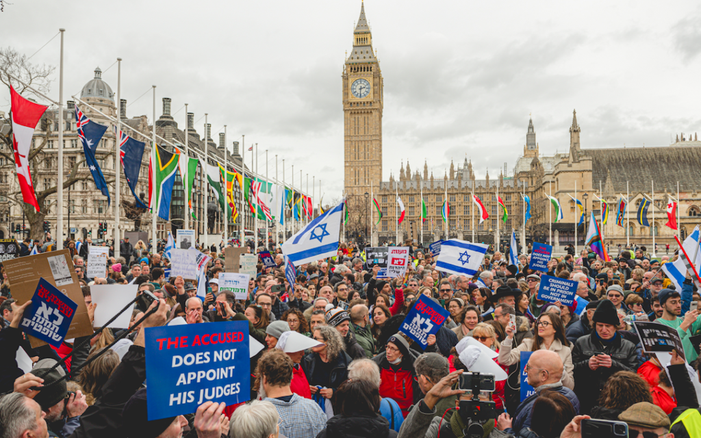 Anti-Netanyahu demo in Parliament Sq earlier this month. (photo:  Romi Around)