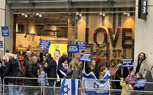 Protestors at earlier Defend Israeli Democracy protest in London