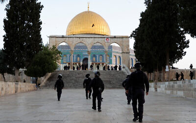 Israeli security forces take position at the Al-Aqsa compound, also known to Jews as the Temple Mount, while tension arises during clashes with Palestinians in Jerusalem's Old City, April 5, 2023. REUTERS/Ammar Awad