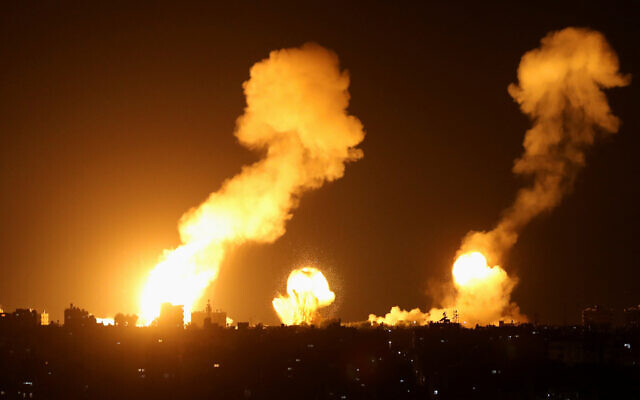 Smoke and flames rise during Israeli airstrikes in Khan Younis in the southern Gaza Strip, April 7, 2023. REUTERS/Ashraf Amra NO RESALES. NO ARCHIVES