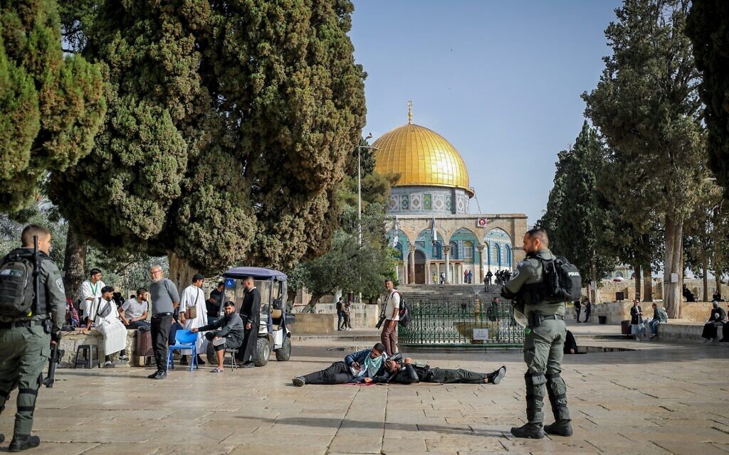 Israeli security forces guard while Jews visit the Temple Mount, in Jerusalem's Old City, during the Passover holiday the holy month of Ramadan, April 9, 2023. (Jamal Awad/Flash90)