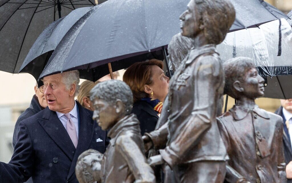 2PJ587E 31 March 2023, Hamburg: King Charles III (l) of Great Britain stands together with German President Steinmeier (not in picture) and his wife Elke Budenbender (m) in front of the monument "Kindertransport - Der letzte Abschied" ("Children's Transport - The Last Farewell") at Dammtor station. The bronze sculpture commemorates mostly Jewish children who were sent to Great Britain during the Nazi era and mostly never saw their relatives who stayed behind again. At the end of their three-day trip to Germany, the British king and his wife visit the Hanseatic city of Hamburg. Photo: Jens Buttner/dpa