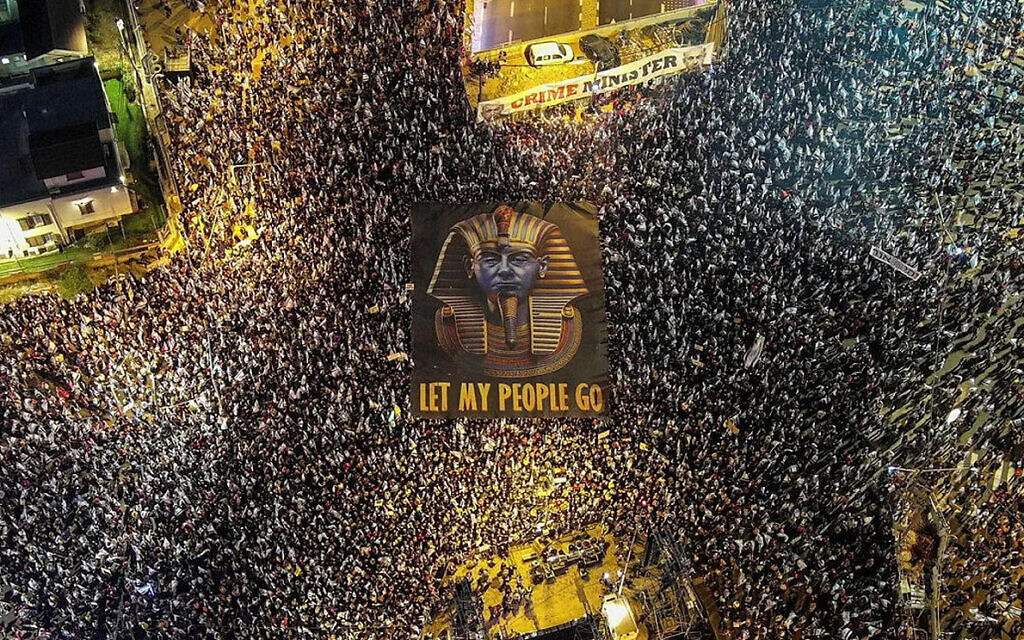 Protesters carry a banner portraying Prime Minister Benjamin Netanyahu as pharoah, reading 'Let my people go,' in Tel Aviv. Credit: Tomer Appelbaum, Haaretz