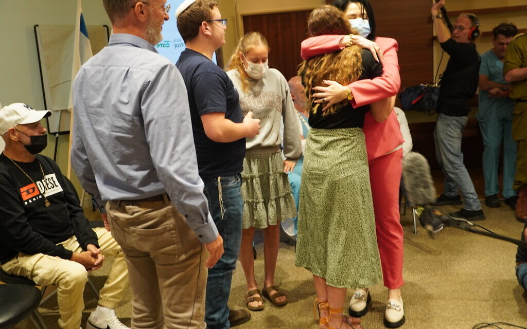 Another donor recipient, Lital Valencia, meets the Dee family at Beilinson Hospital. Credit: Jotam Confino