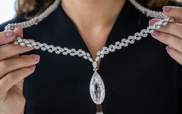 The "Briolette of India" diamond necklace from the Heidi Horten collection sold for more than $7 million. (Fabrice Coffrini/Getty)