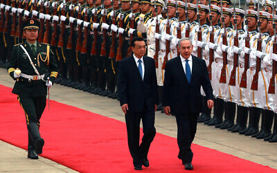 Israeli Prime Minister Benjamin Netanyahu (R) and Chinese Premier Li Keqiang attend a welcoming ceremony at the Great Hall of the People in Beijing on May 8, 2013. © Stephen Shaver/ZUMAPRESS.com/Alamy Live News