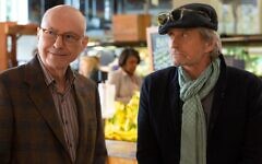 Alan Arkin who died on Thursday with Michael Douglas in The Kominsky Method