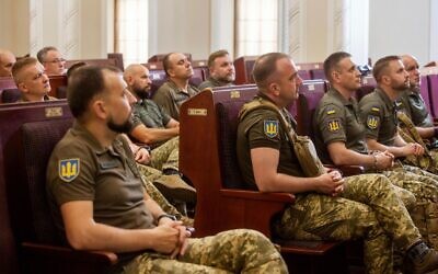 Ukraine's army chaplains learn about Judaism at Brodsky Central Synagogue in Kyiv