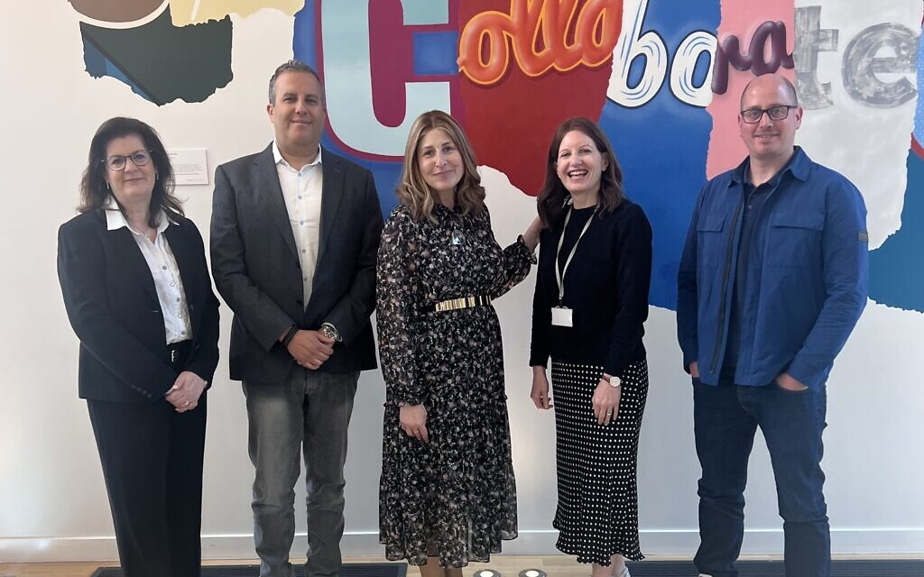 Dragons-Den-winner-Caroline-Maxwell-centre-with-the-judges. July 2023