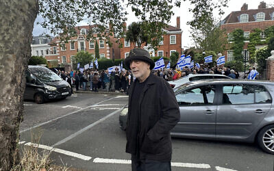 Internationally-acclaimed British-Israeli architect Ron Arad joins anti-Netanyahu protest in North London  (pic Jewish News)