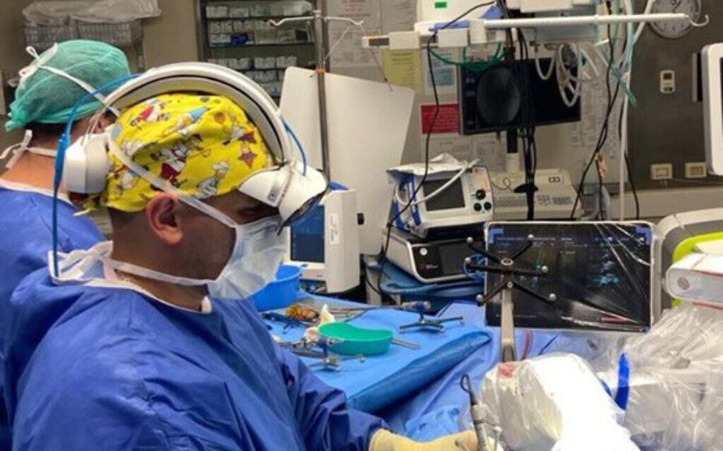 Dr. Cezar J. Mizrahi performing spine surgery using AR and robotic technology. Courtesy: Shaare Zedek Medical Centre.