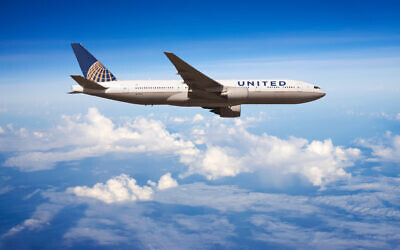 ECY6G7 United Airlines Boeing 777 in flight