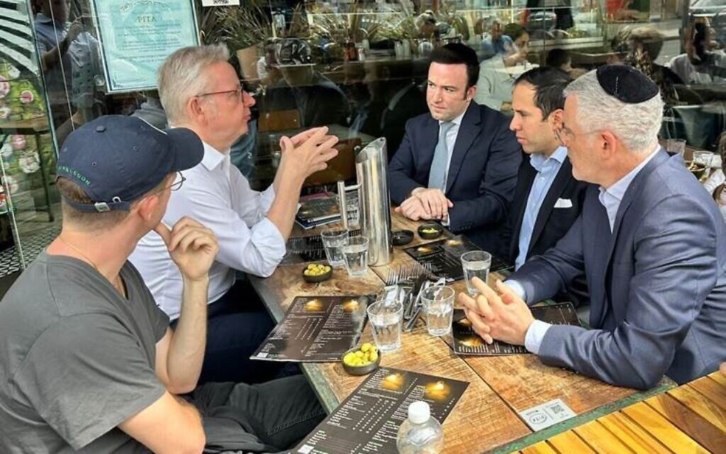 L-R: Sol Schlagman; Michael Gove, Secretary of State for Levelling Up, Housing and Communities of the United Kingdom; Rabbi Benjy Morgan, CEO of JLE; Tom Horvath, Young Leadership Board; Daniel Lyons, Trustee; Photo credits: Sacha Johnson