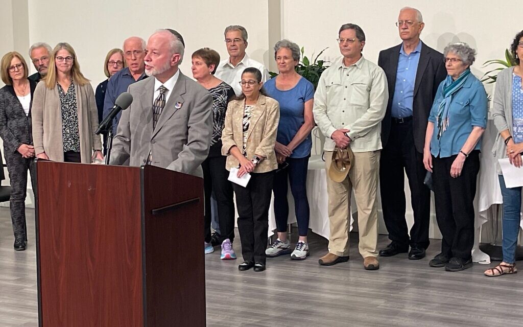 Rabbi Jeffrey Myers leads survivors and families of the attack on the Tree of Life synagogue in a prayer of thanks, at the Jewish Community Center in Pittsburgh, Aug. 2, 2023. (Ron Kampeas)