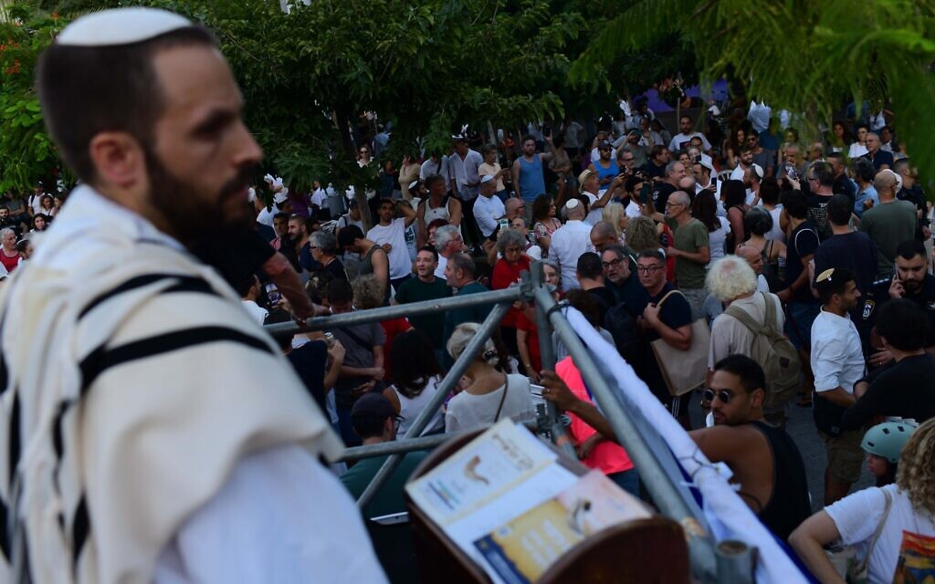 The orthodox Jewish group of Rosh Yehudi sets up a gender divider, amongst protests, during a public prayer on Dizengoff Square for Yom Kippur. September 24, 2023. Photo by Tomer Neuberg/Flash 90

 *** Local Caption *** יום כיפור
כיפורים
כיכר דיזנגוף
הפרדה
ראש יהודי
תל אביב