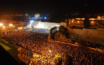 Crowd performing Slichot and Annulment of Vows (Hatarat Nedarim) at the Western Wall in Jerusalem. (wikipedia)