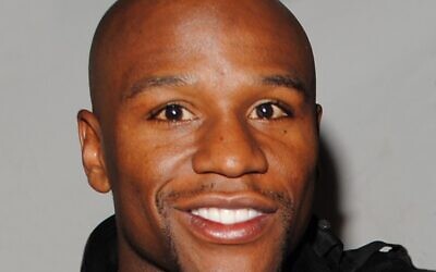 American boxer Floyd Mayweather Jr. has sent a private jet to Israel with supplies for the IDF