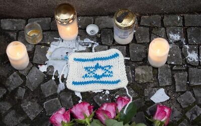 Candles and a knitted image of Israel's flag in memory of the victims of the Hamas terror attack. Credit: Paul Zinken/dpa/Alamy Live News