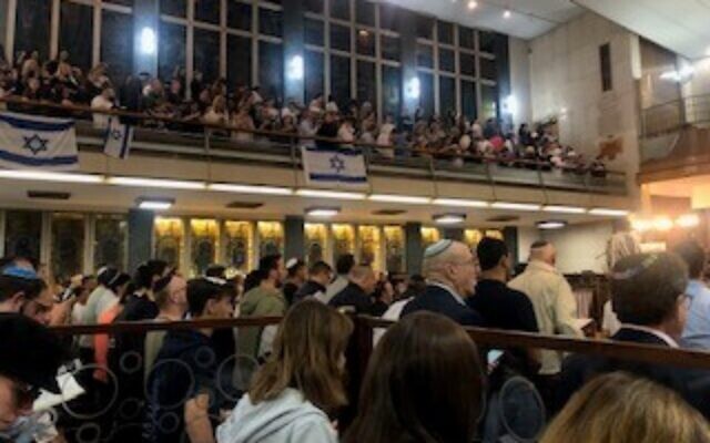 Inside Finchley United synagogue, Monday 9th October. Pic: Michelle Rosenberg